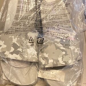 NEW Old Navy Kids Velcro Slides Size 5/6 Gray Camo